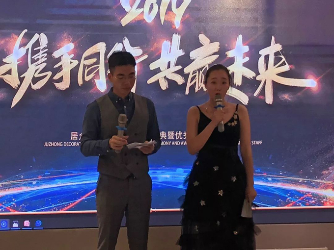 两位主持人上台开场 两位主持人上台开场